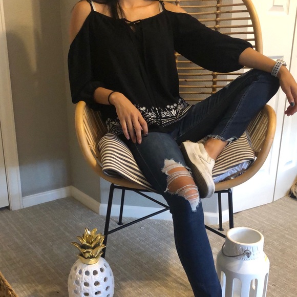 Black cold shoulder - Picture 4 of 6